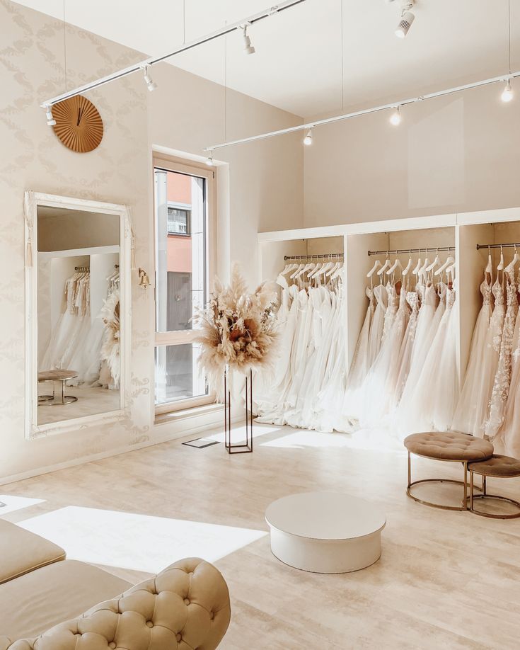 Thiet-ke-showroom-ao-cuoi-su-dung-anh-sang-am-giup-ton-len-ve-dep-long-lay-cua-tung-chiec-vay