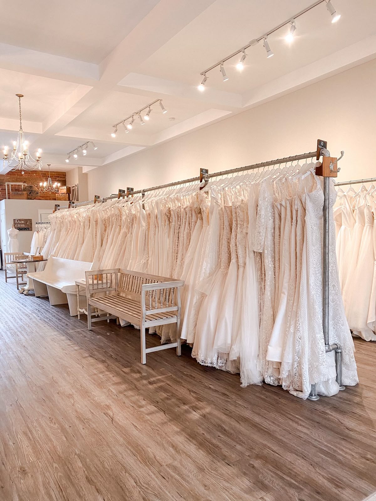 Dau-tu-thiet-ke-showroom-ao-cuoi-chuyen-nghiep-tao-dung-niem-tin-tuong-su-dung-dich-vu